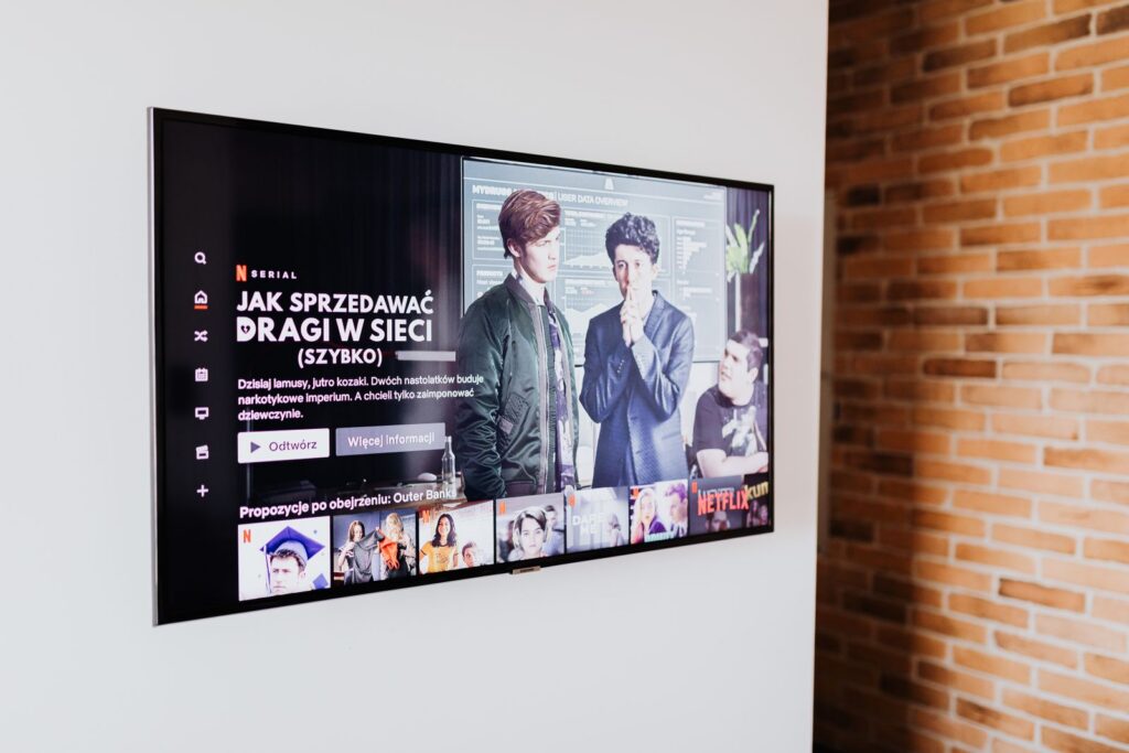 거실 스마트TV로 화면을 미러링하는 모습